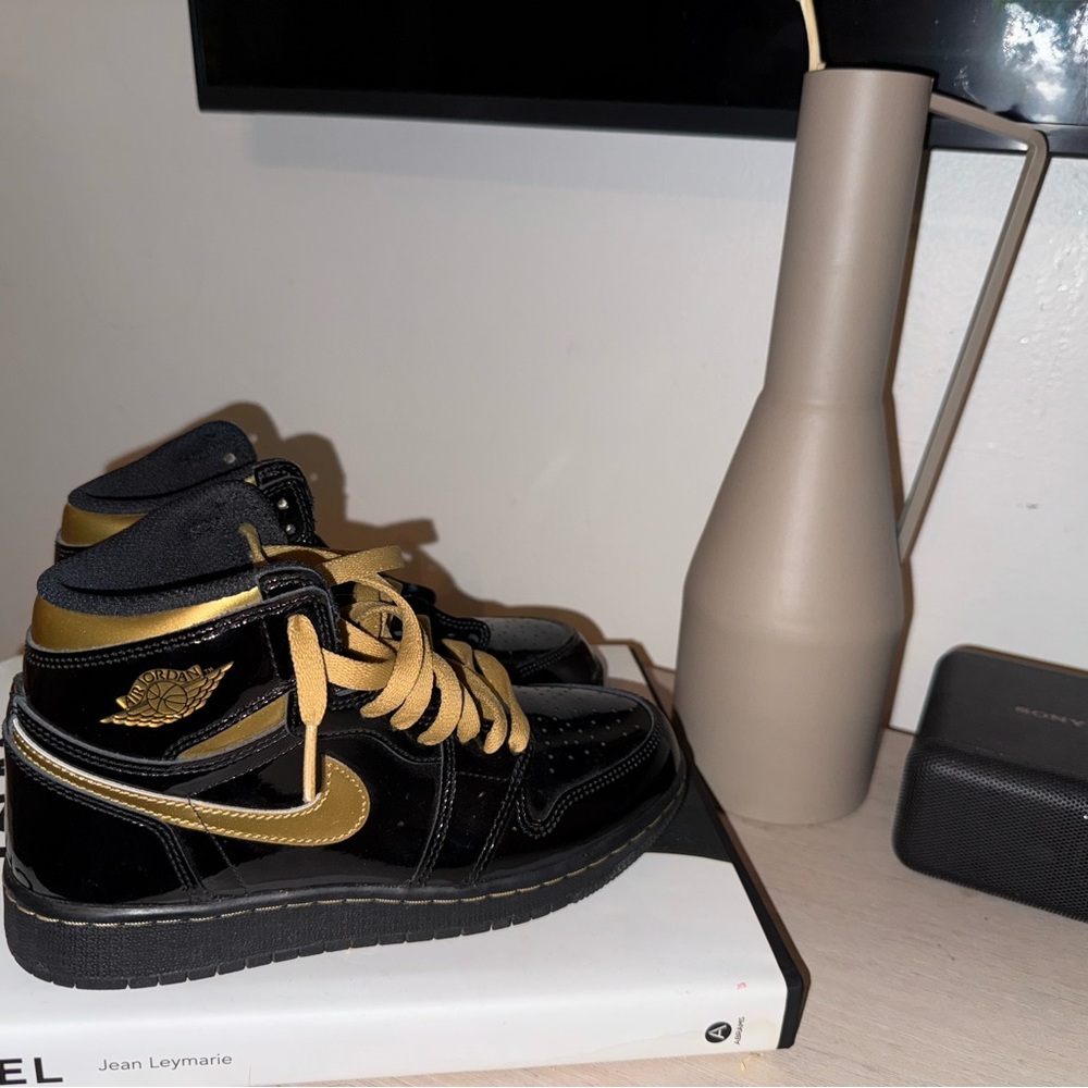 Air Jordan 1 Retro High OG Black Metallic Gold